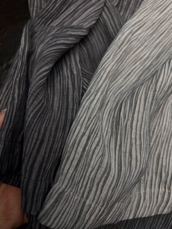 Vertical pleated straight-leg wide-leg pants